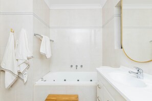 Badekar, håndklær, såpe og toalettpapir