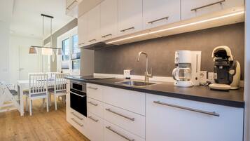 Een koelkast, een magnetron, een oven, een kookplaat