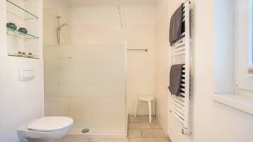 Douche, sĂšche-cheveux, serviettes fournies