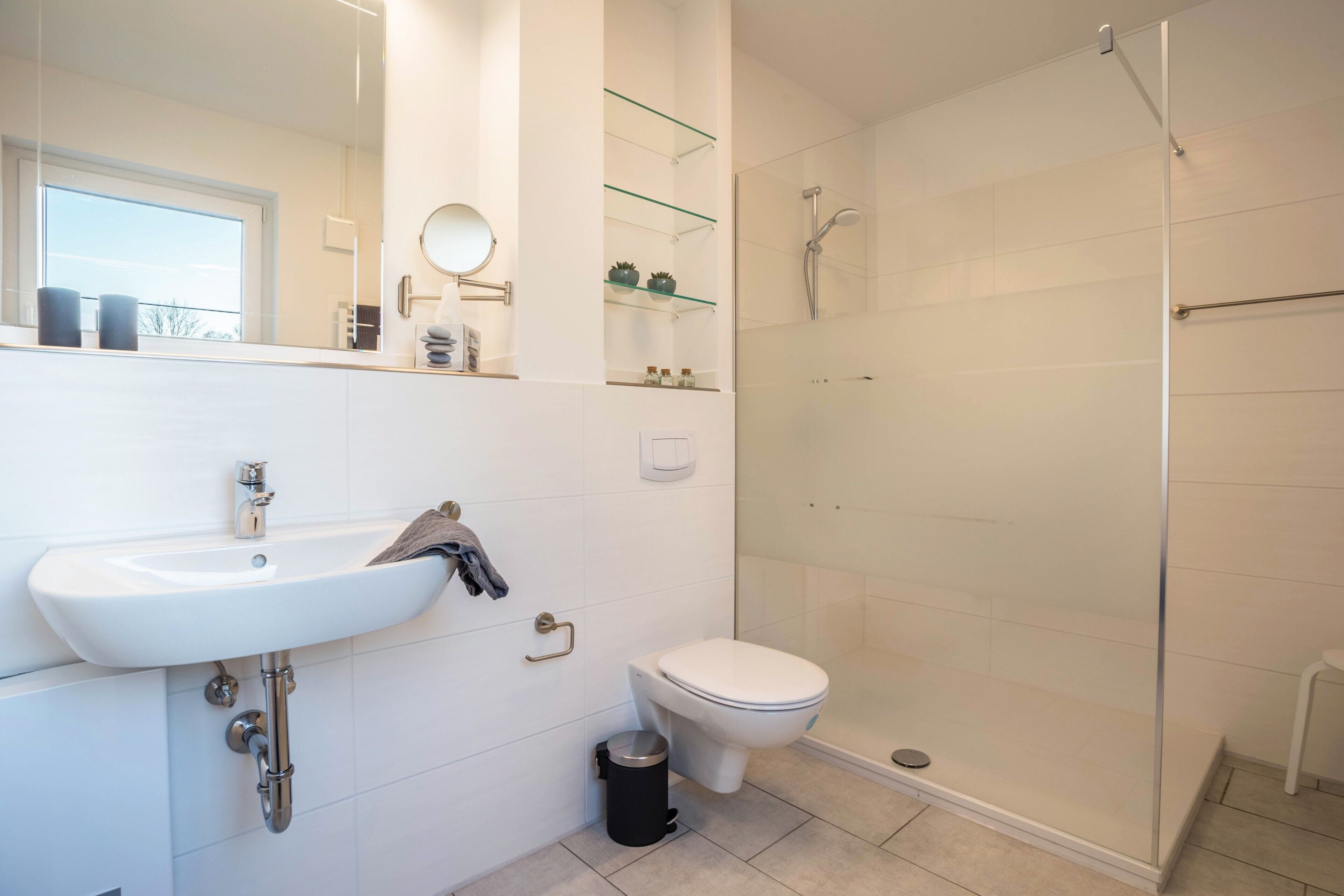 Suihku, hiustenkuivaaja, pyyhkeet