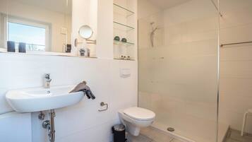 Suihku, hiustenkuivaaja, pyyhkeet