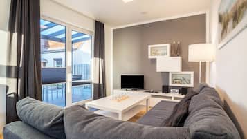 Een televisie en een stereo