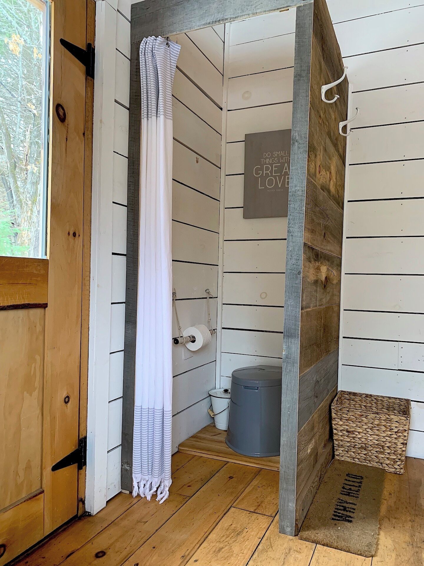 シャワー、タオル、石鹸、トイレットペーパー