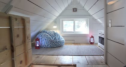 THE COZY CABIN: A cheerful getaway in the scenic Almaguin Highlands.