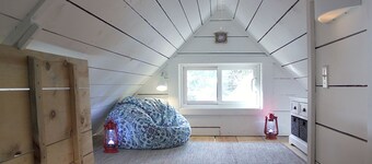 THE COZY CABIN: A cheerful getaway in the scenic Almaguin Highlands.