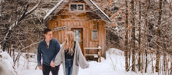 THE COZY CABIN: A cheerful getaway in the scenic Almaguin Highlands.