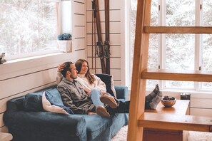 Interior - THE COZY CABIN: A cheerful getaway in the scenic Almaguin Highlands. (South River)