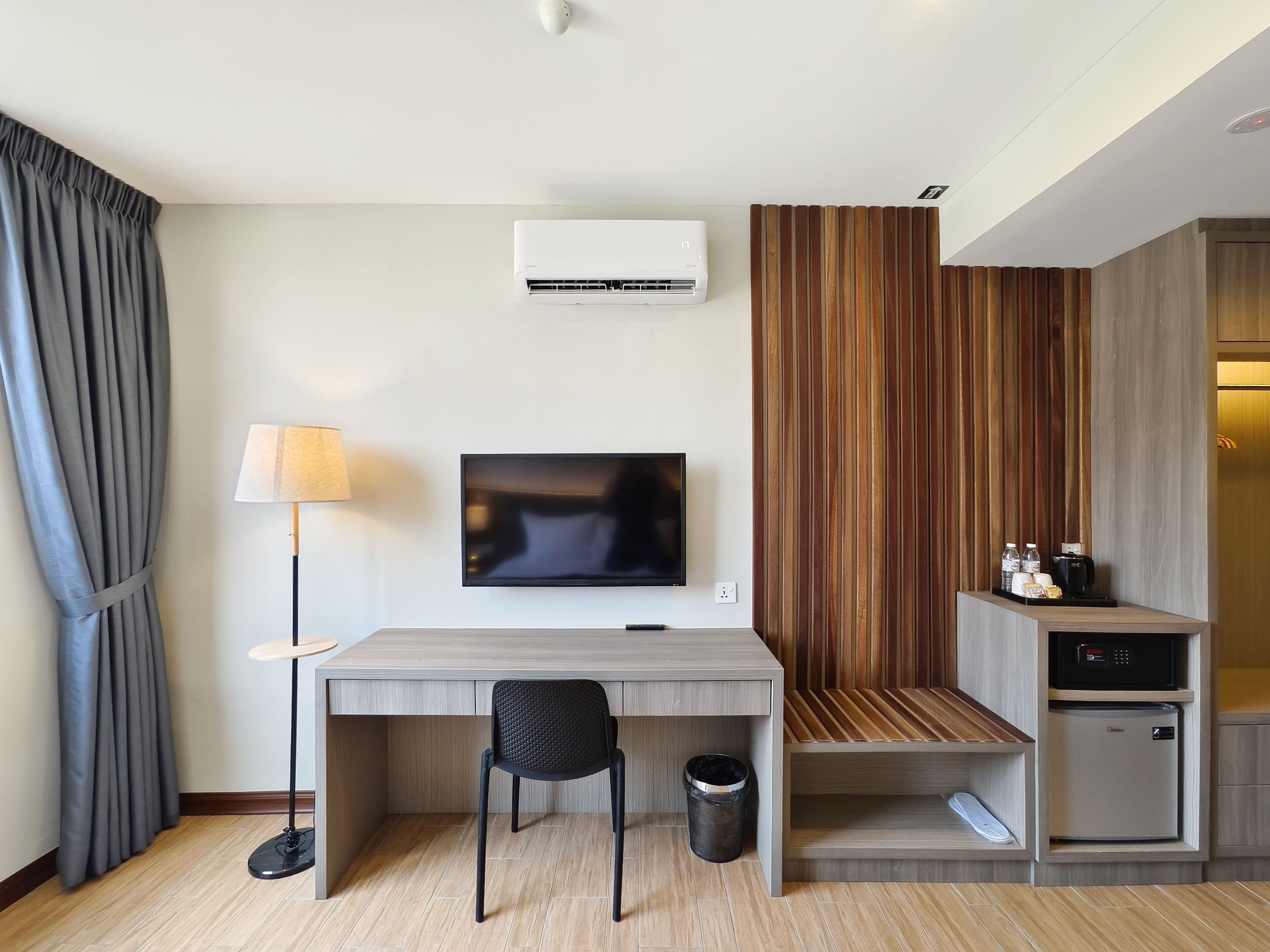 Premium Double Room | Minibar, desk, blackout curtains, iron/ironing board