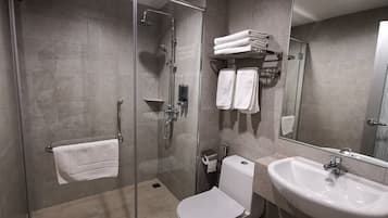 Deluxe-Dreibettzimmer | Badezimmer