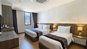 Deluxe Triple Room | Minibar, desk, blackout drapes, iron/ironing board