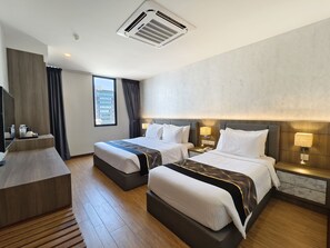 Minibar, desk, blackout curtains, iron/ironing board - Veno Hotel (George Town)