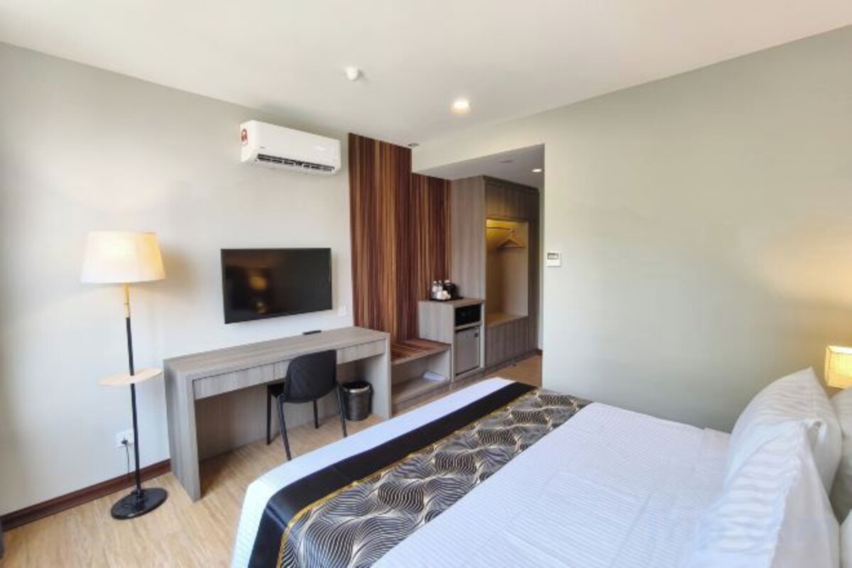 Minibar, escritorio, cortinas opacas y tabla de planchar con plancha