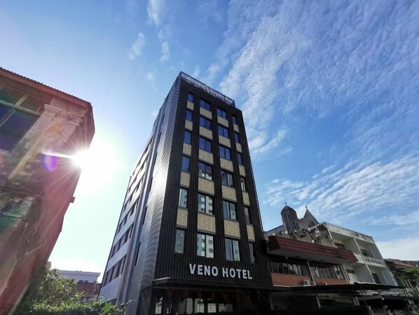 A tall building with the sign "Veno Hotel" on its facade. - Veno Hotel (George Town)
