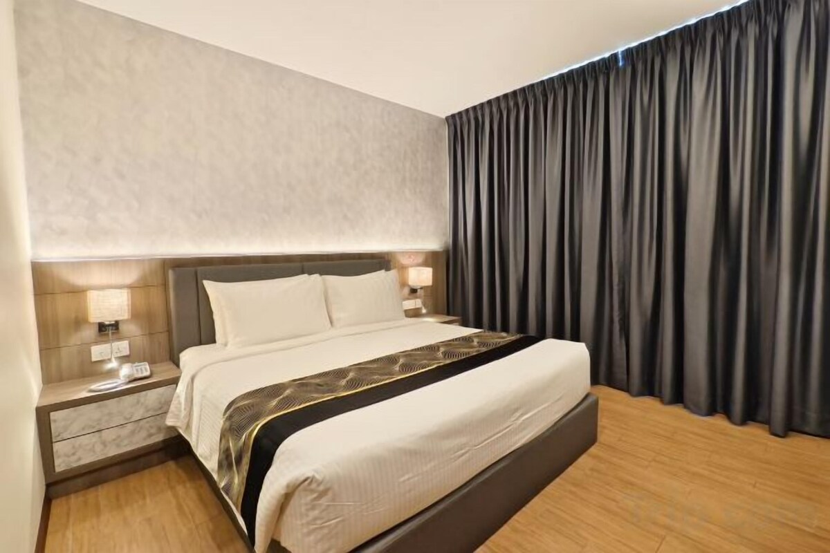 Minibar, escritorio, cortinas opacas y tabla de planchar con plancha