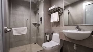 Standard-Doppelzimmer (Without Window) | Badezimmer | Dusche, Regendusche, kostenlose Toilettenartikel, Haartrockner