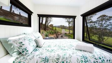 1 bedroom, desk, bed sheets
