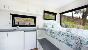 1 habitación, escritorio y ropa de cama 