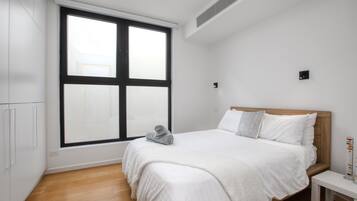 3 makuuhuonetta, työpöytä, silitysrauta/-lauta, ilmainen Wi-Fi