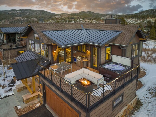 Outdoor dining - Modern Elegance, Stunning Mountain Views, Hot Tub, Fire Pit, Walk to River! (Breckenridge)