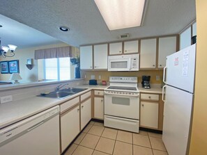 Condo, 3 Bedrooms | Private kitchen