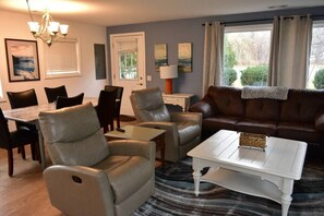 Smart TV, chimenea, libros y estéreo