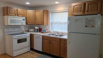 KĂŒhlschrank, Mikrowelle, Ofen, Herdplatte