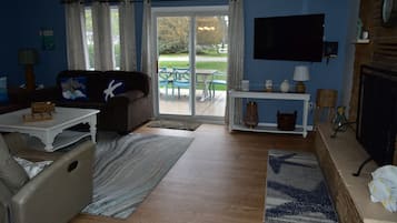 Smart-TV, Kamin, BĂŒcher, Stereoanlage