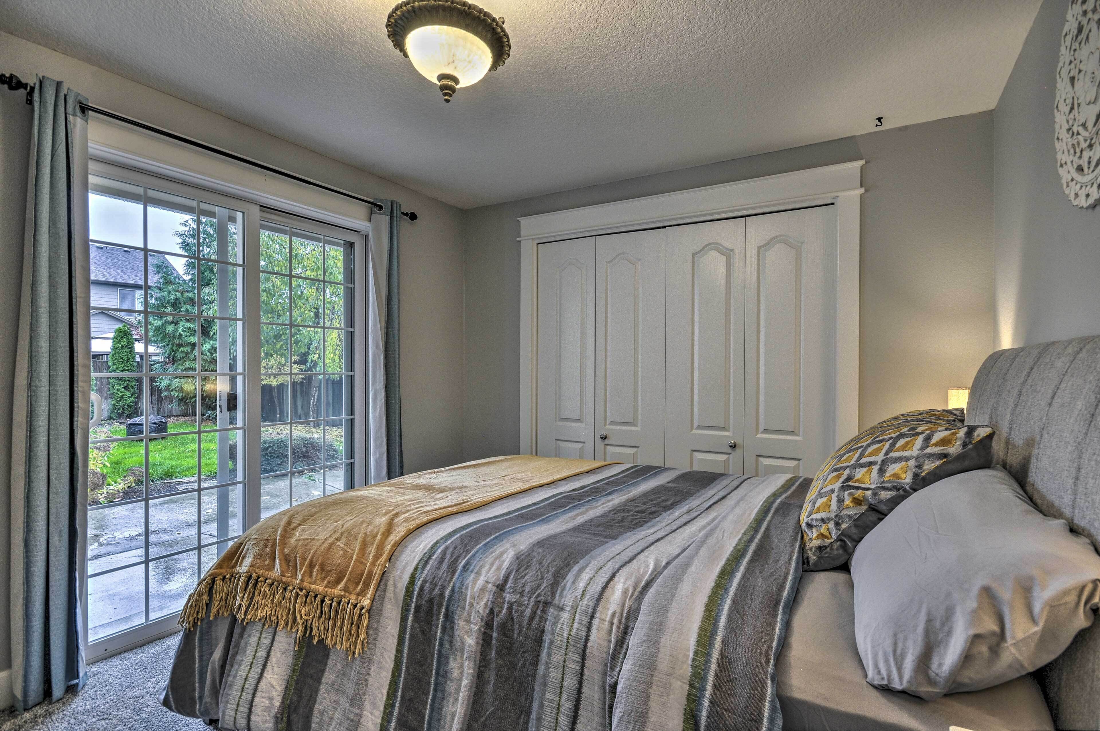 1 bedroom, desk, iron/ironing board, internet