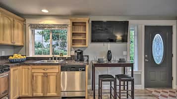 Fridge, microwave, stovetop, dishwasher