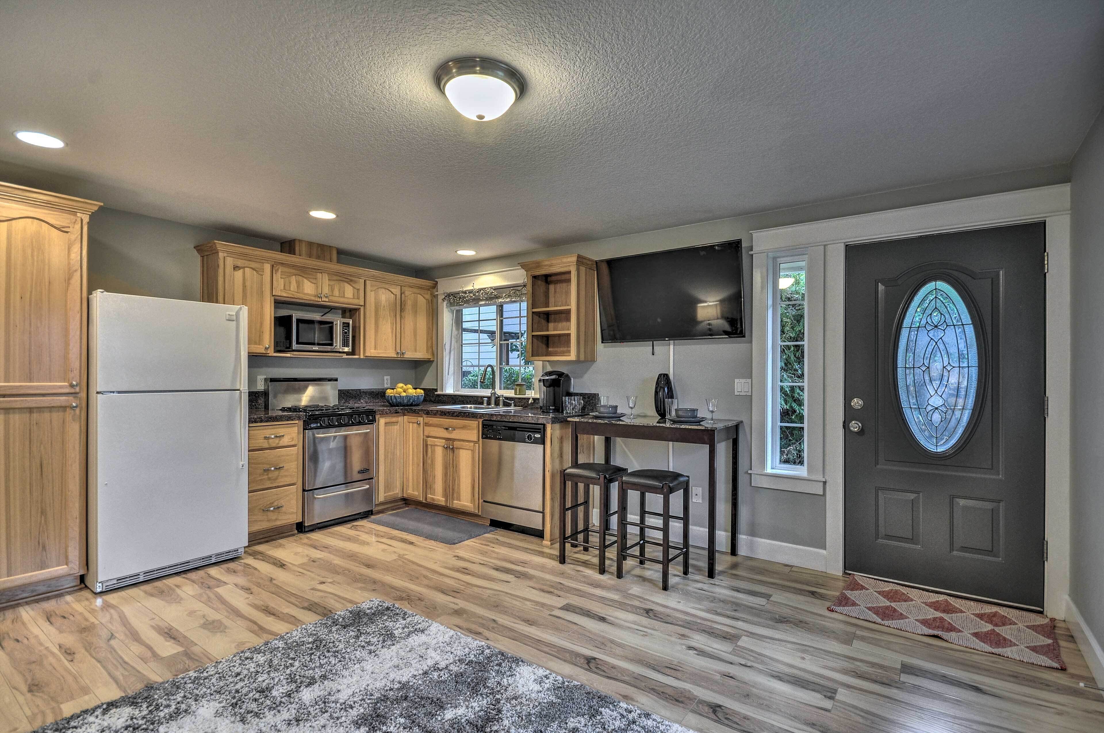 Fridge, microwave, stovetop, dishwasher