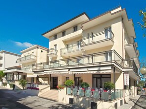 Un hotel de varios pisos con balcones, una entrada cubierta y un cartel que indica 'HOTEL VILLA LIEUTA'.