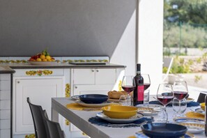 Outdoor dining - Nerodavola – Vacation villa rental with pool in Avola Antica, southern Sicily. (Avola)