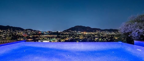 Una piscina al aire libre, una piscina climatizada