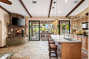 ثلاجة، ميكروويف، فرن، موقد طهي مسطح