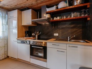 Fridge, microwave, oven, stovetop - Ski-in/ski-out group house with balcony (Rauris)