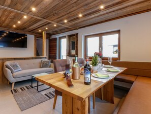 Dining - Ski-in/ski-out group house with balcony (Rauris)