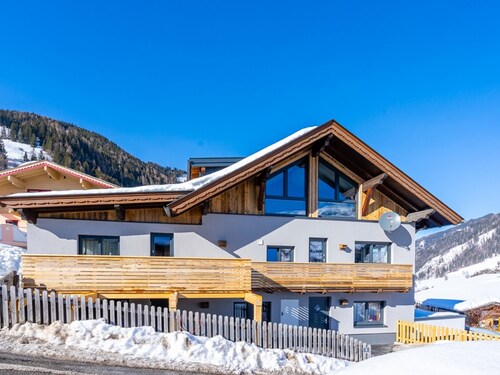 Ski-in/ski-out group house with balcony