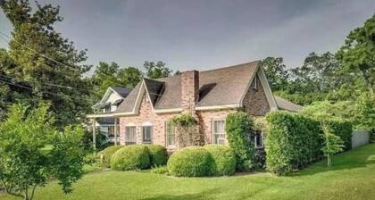 📍Historic Mitchell House 1928 River View & Gardens