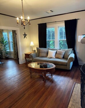 Smart TV, fireplace - 📍Historic Mitchell House 1928 River View & Gardens (West Monroe)