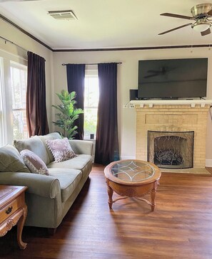 Smart TV, fireplace - 📍Historic Mitchell House 1928 River View & Gardens (West Monroe)