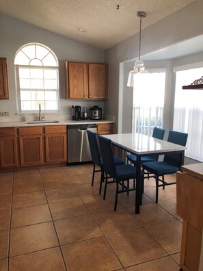 Fridge, microwave, oven, stovetop - Great Sun, Pool and HOT Spa- close to Parks, Disney -Stores,-Clean, quiet, NICE! (Kissimmee)