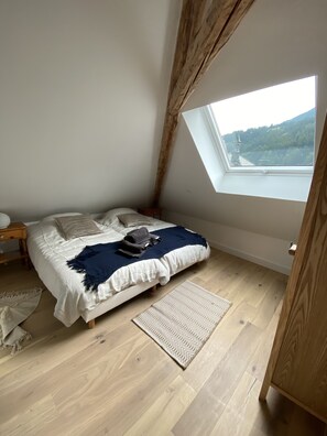 5 bedrooms, iron/ironing board, travel cot, WiFi