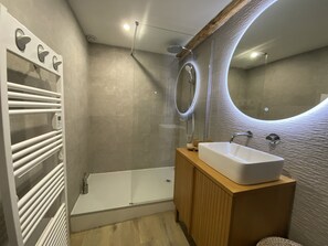 Combined shower/bathtub, hair dryer, towels, soap - Superb Duplex 8/10 pers 5ch 3sdb 1 balcony 150M2 cocooning in the heart of Queyras (Aiguilles)