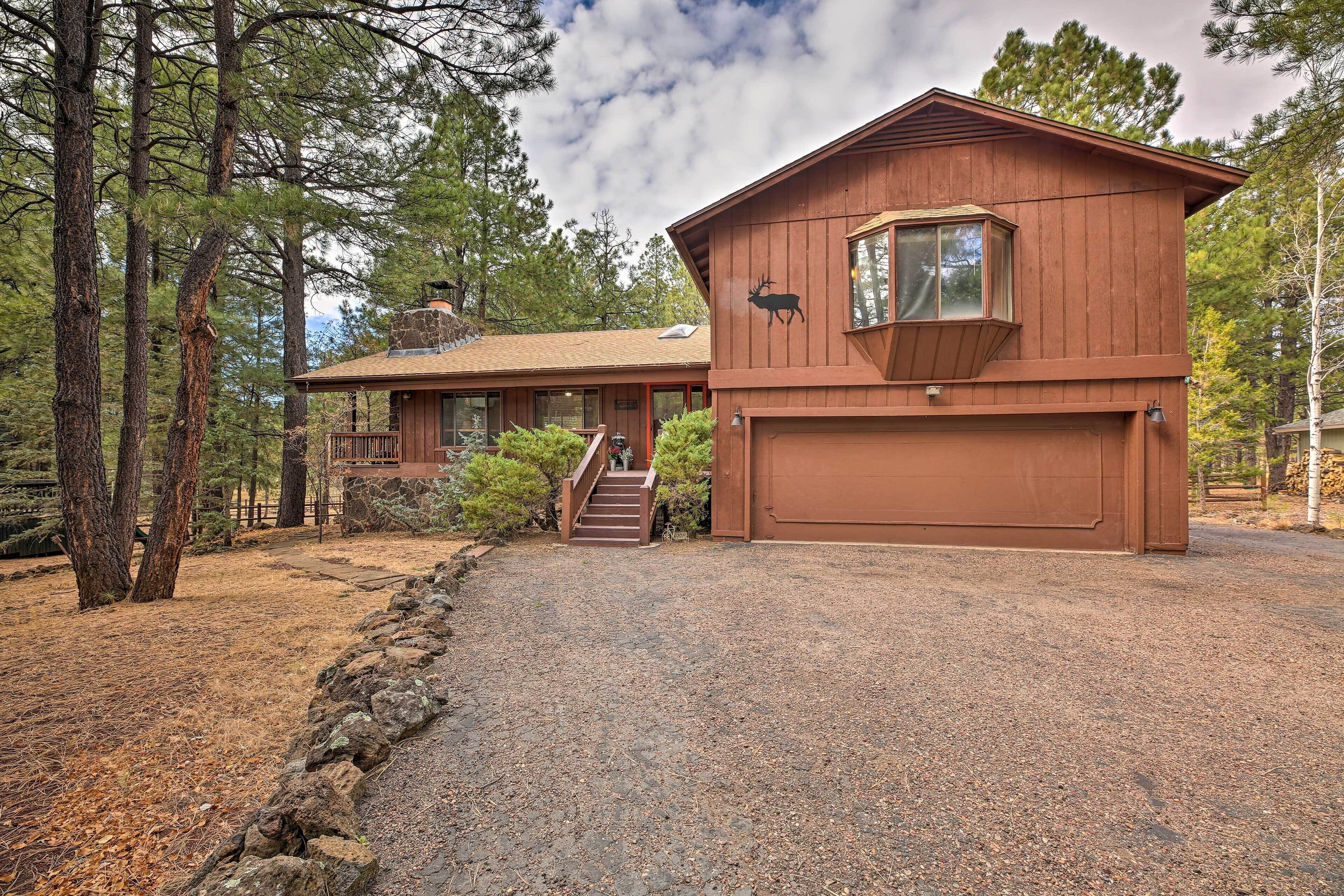 Rustic Pinetop Golf Course Home w/ Deck & Yard!