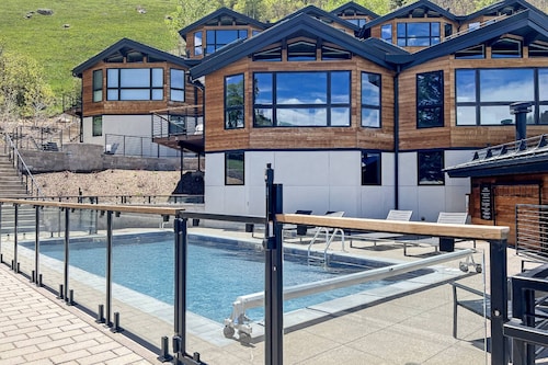 Incredible Mountain Side Views! Gas FP, W/D. Parking, Outdoor Heated Pool & AC On Upper Level