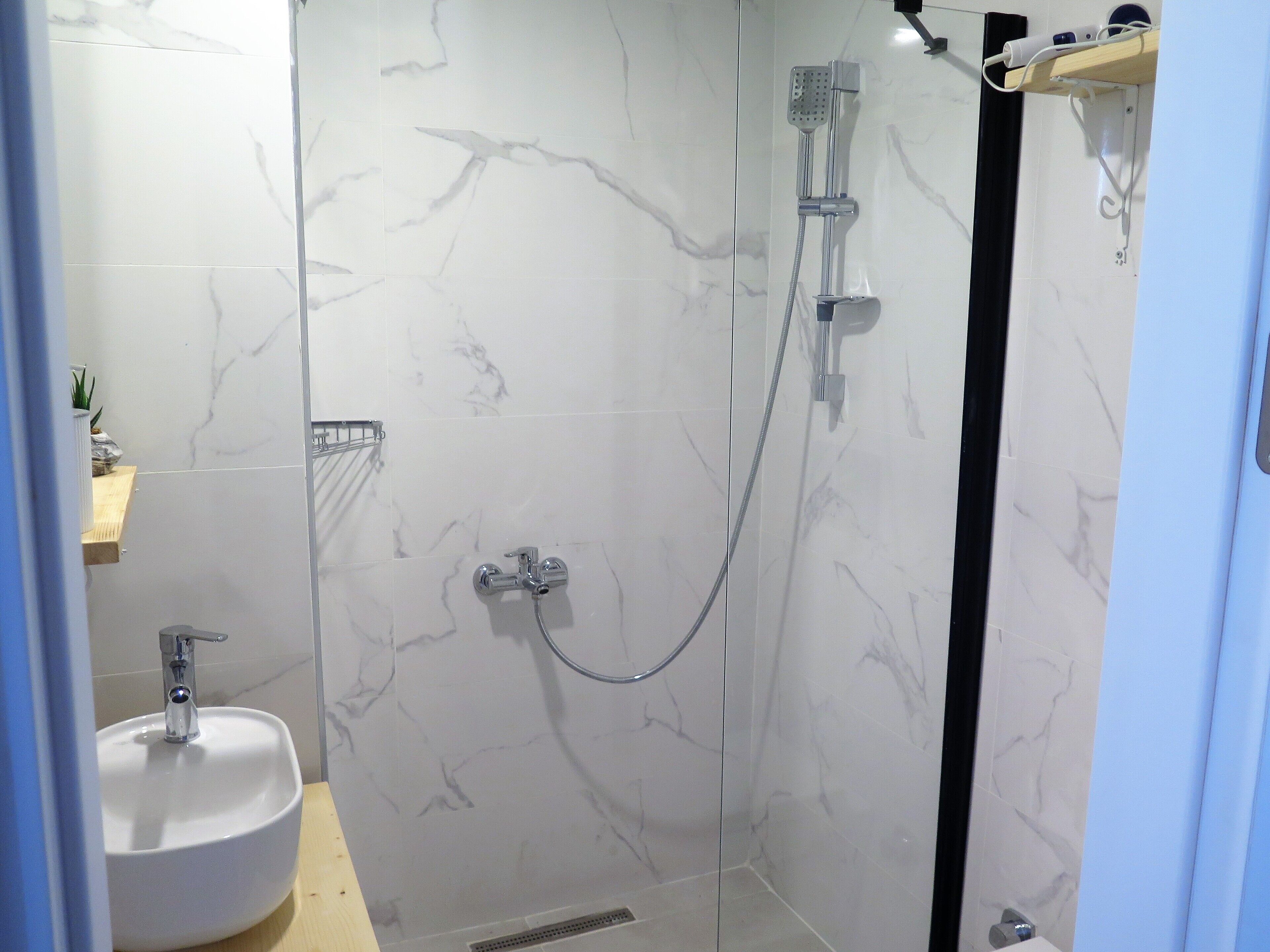 suite | bathroom | shower, free toiletries, hair dryer, towels