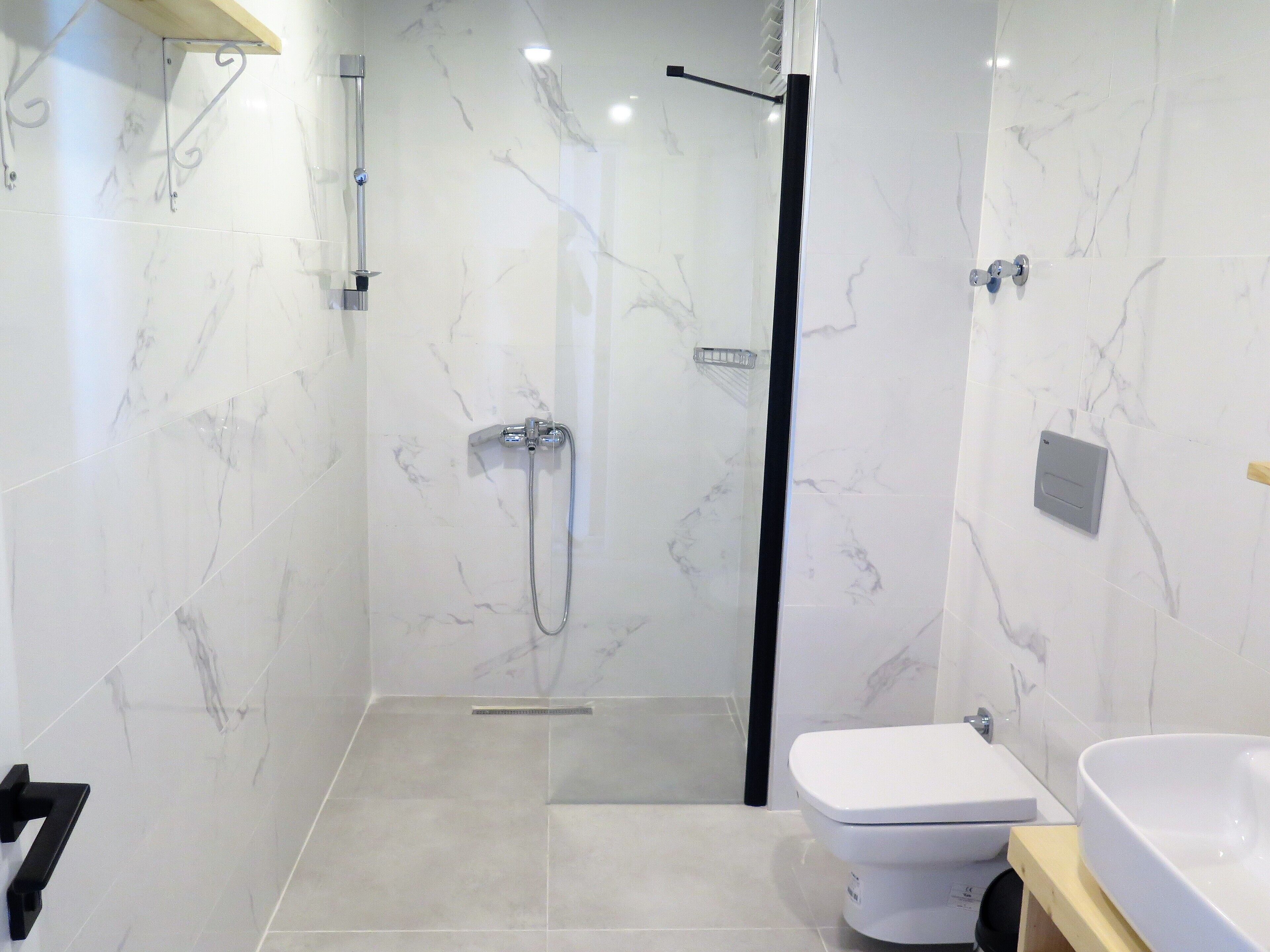 suite, 2 bedrooms | bathroom | shower, free toiletries, hair dryer, towels