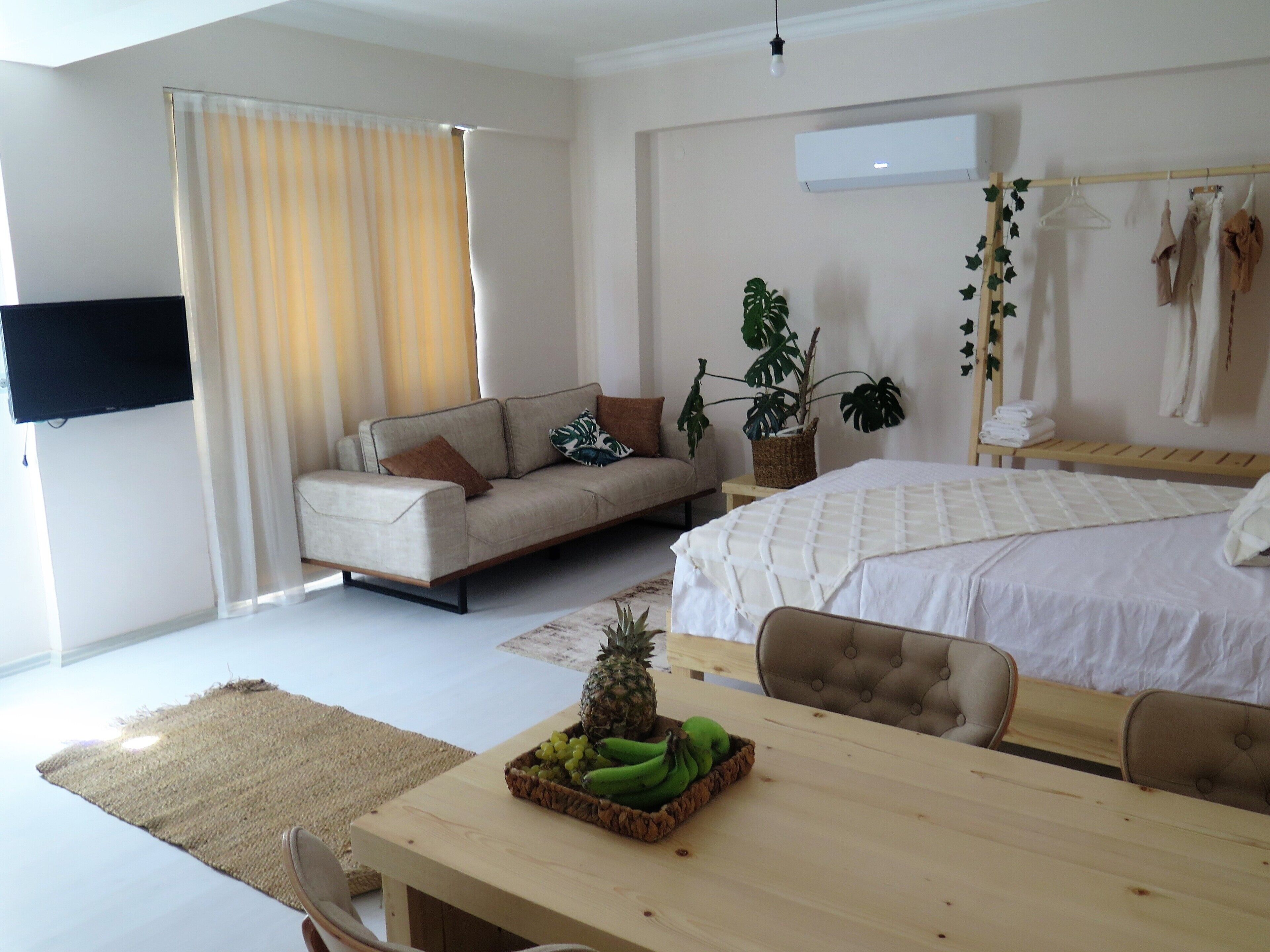 suite | living area | 32-inch lcd tv with satellite channels, tv