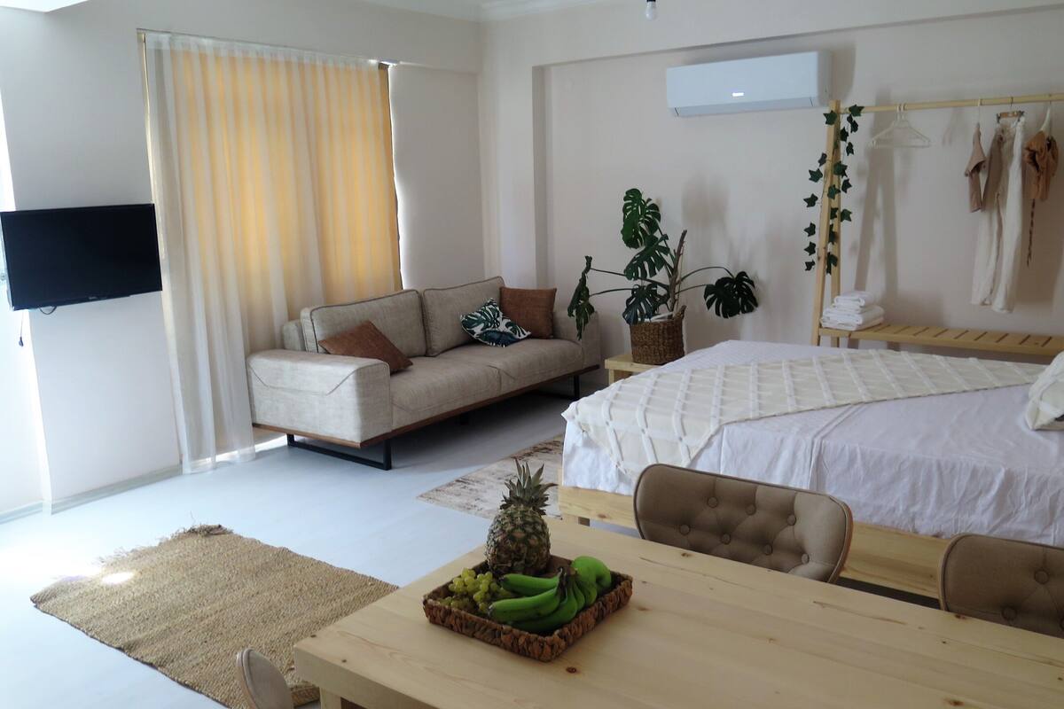 suite | living area | 32-inch lcd tv with satellite channels, tv