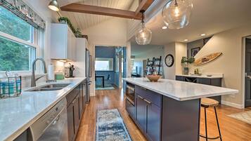 Fridge, microwave, stovetop, dishwasher